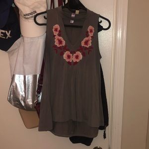 Francesca’s Gray Floral Top